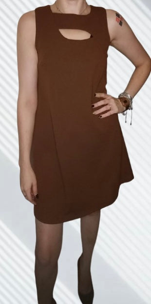 Abito smanicato donna marrone con scollo cut-out