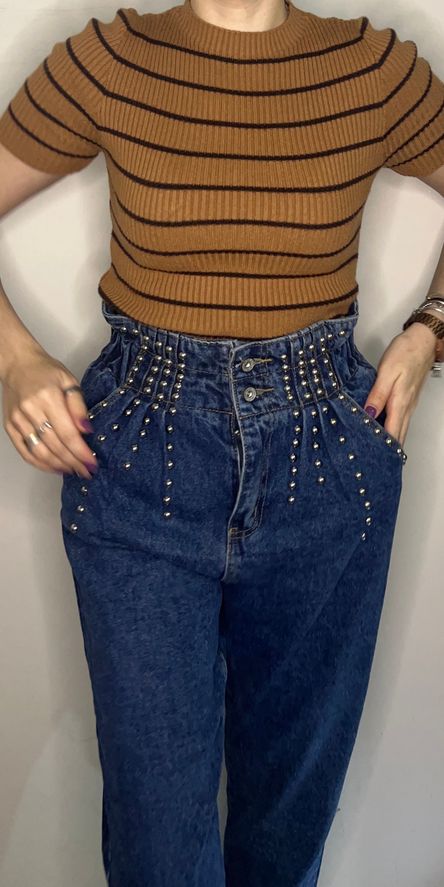 Jeans Mom Fit Vita Arricciata con Borchie