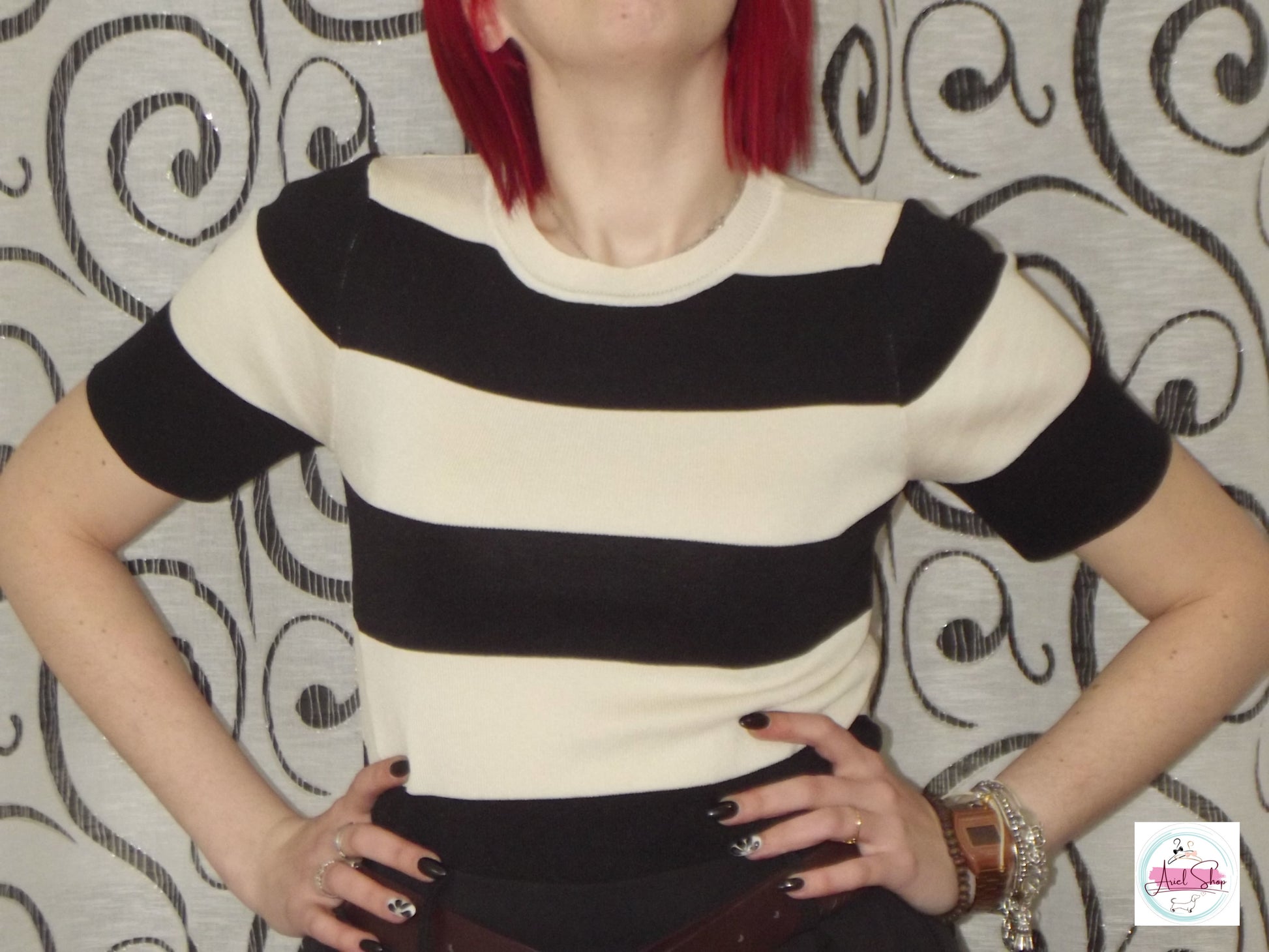 T-shirt a righe nere e beige